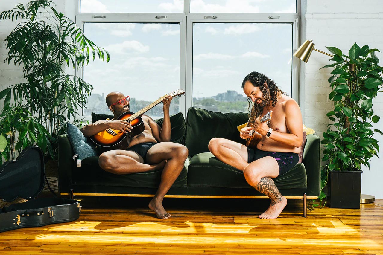 Un couple joue de la guitare dans le confort de leur boxer québecois